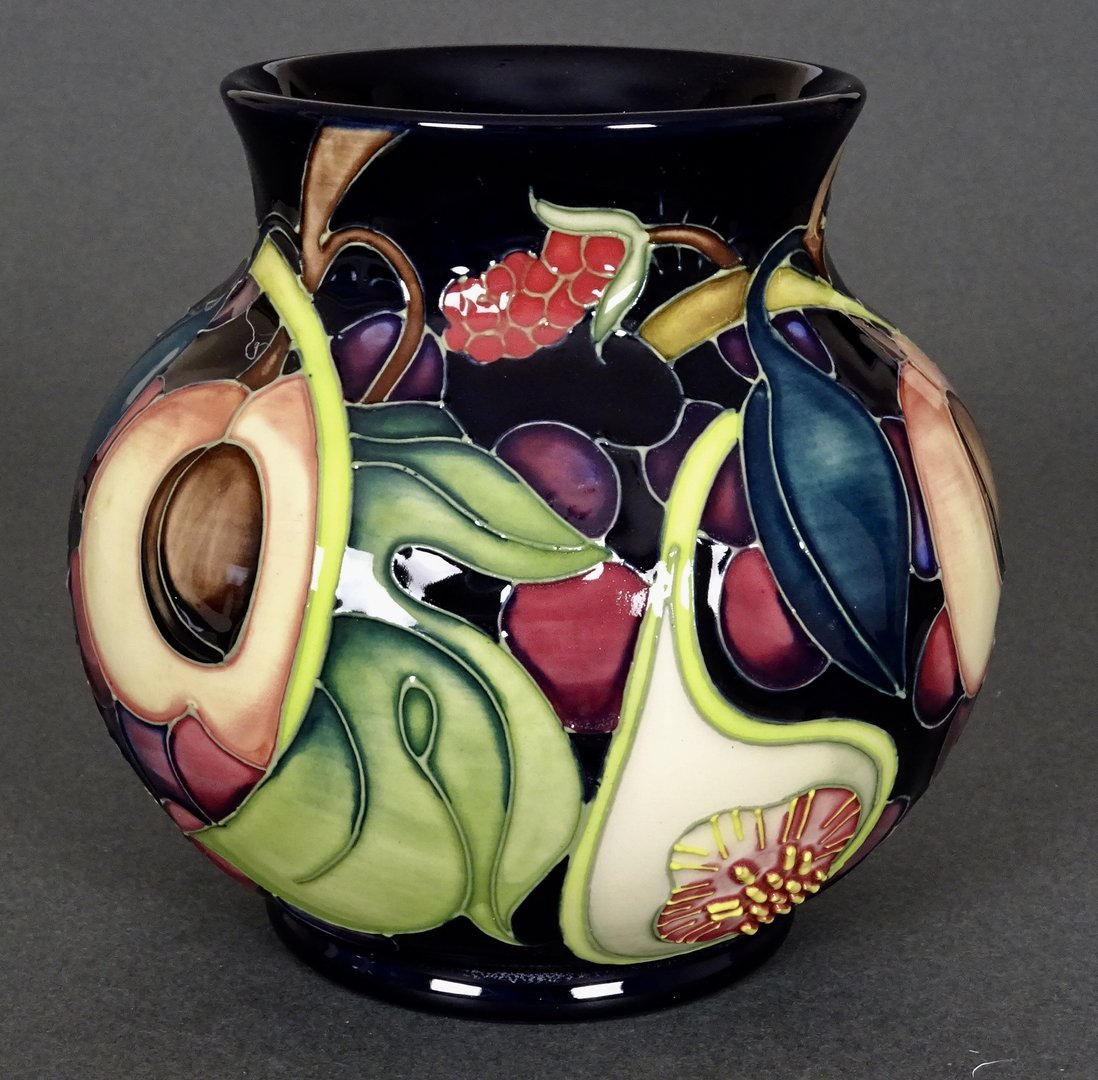 Moorcroft Pottery Queens Choice - 914/4 - Vase